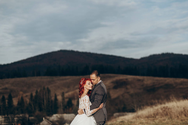  sposo e sposa in posa in montagna
 - Foto, immagini