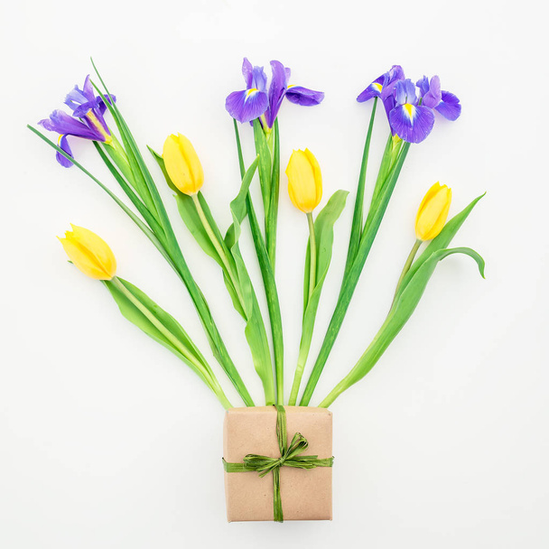 Tulip flowers and gift - Foto, Bild