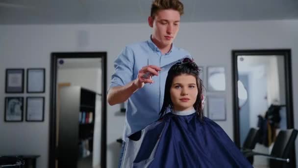 Strzyżenie damskie. fryzjer, salon kosmetyczny - Materiał filmowy, wideo
