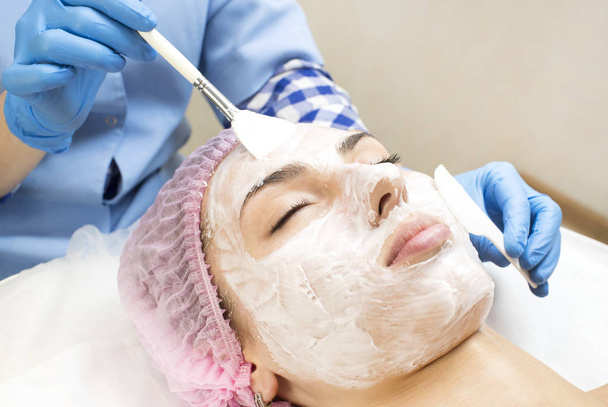 Process cosmetic mask of massage and facials  - Zdjęcie, obraz
