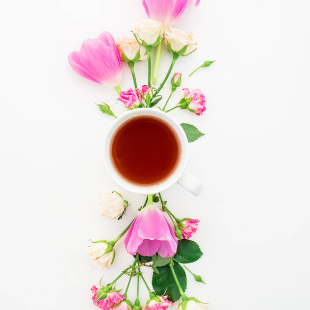 summer flowers with cup of tea - Fotoğraf, Görsel