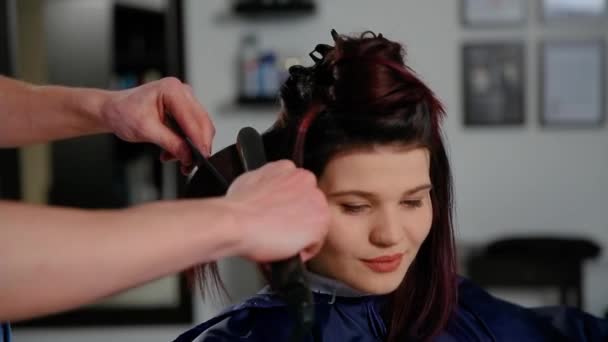 理髪店の女性のためのヘアカットを行う美容師の反射。ファッションと美容のコンセプト - 映像、動画