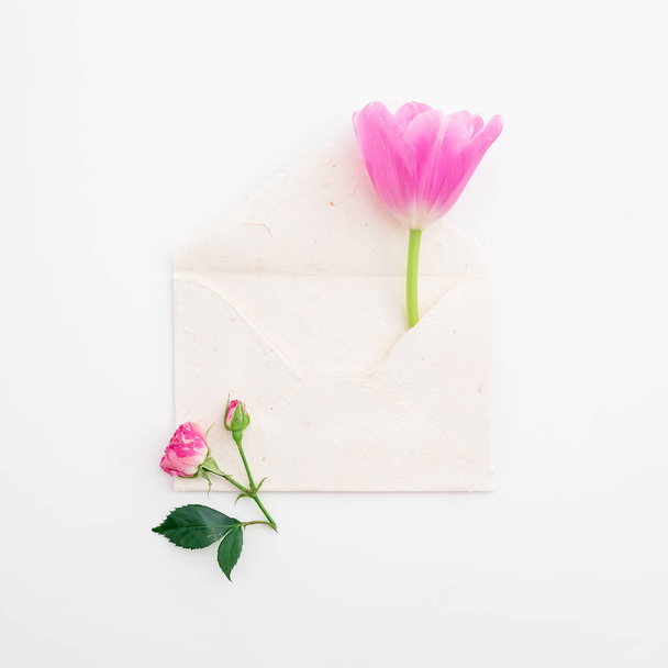 pembe çiçekler ve zarf  - Fotoğraf, Görsel