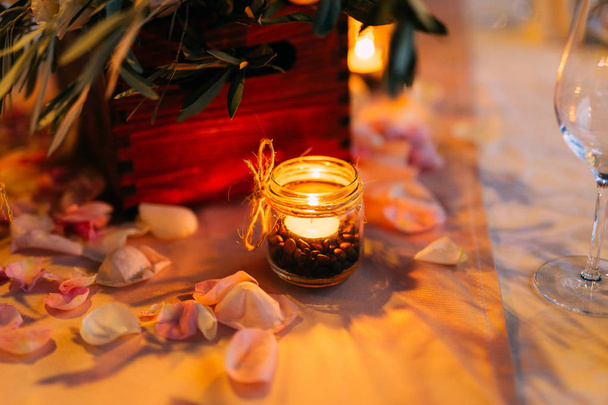 Κεριά στο τραπέζι γάμου σε ένα συμπόσιο - Φωτογραφία, εικόνα