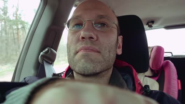 Az ember vezet egy autó közúti szélvédő kilátás lassú mozgás - Felvétel, videó