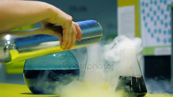 教師が学校で液体窒素で化学実験を行っています - 映像、動画