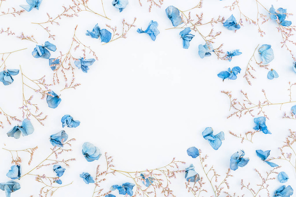 kék szárított virág szirmai és gallyak - Fotó, kép