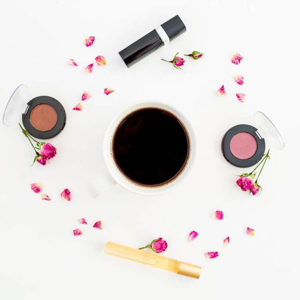 taza de café, flores con cosméticos
 - Foto, imagen