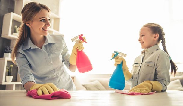 Mom and daughter cleaning - Foto, Bild