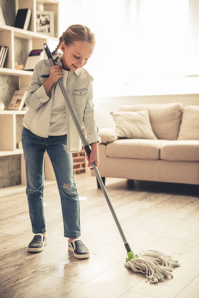 Little girl cleaning - Фото, изображение