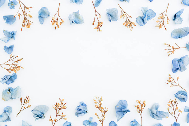 乾燥された花の花弁や小枝を青します。 - 写真・画像