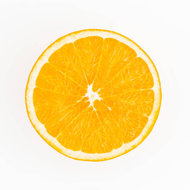 Rebanada de naranja aislada en blanco - Foto, imagen