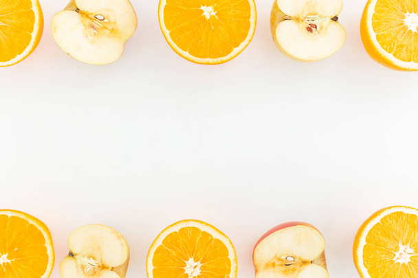 fette di arancia e mela su bianco
 - Foto, immagini