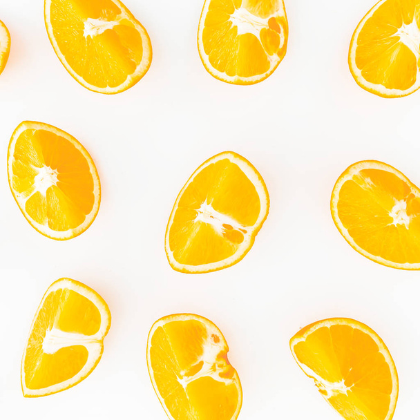 portakal dilimleri üzerinde beyaz izole - Fotoğraf, Görsel