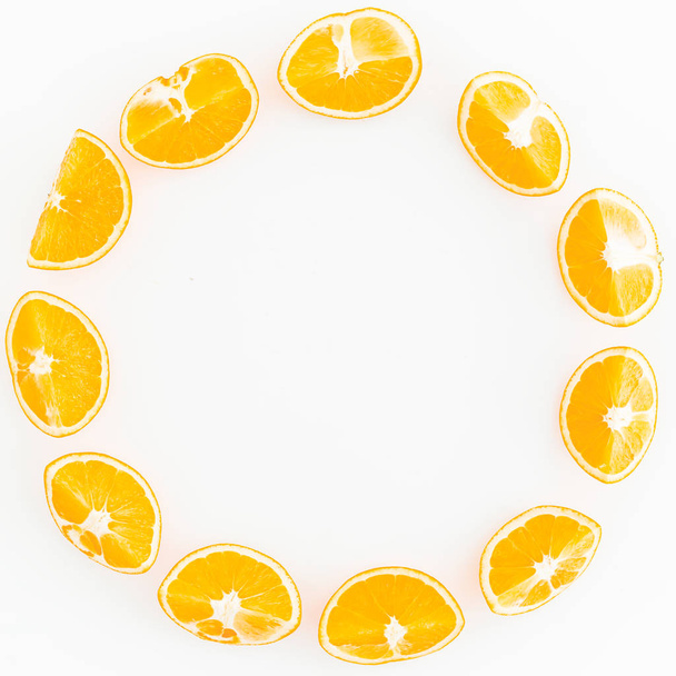 Fatias de laranja isoladas em branco
 - Foto, Imagem
