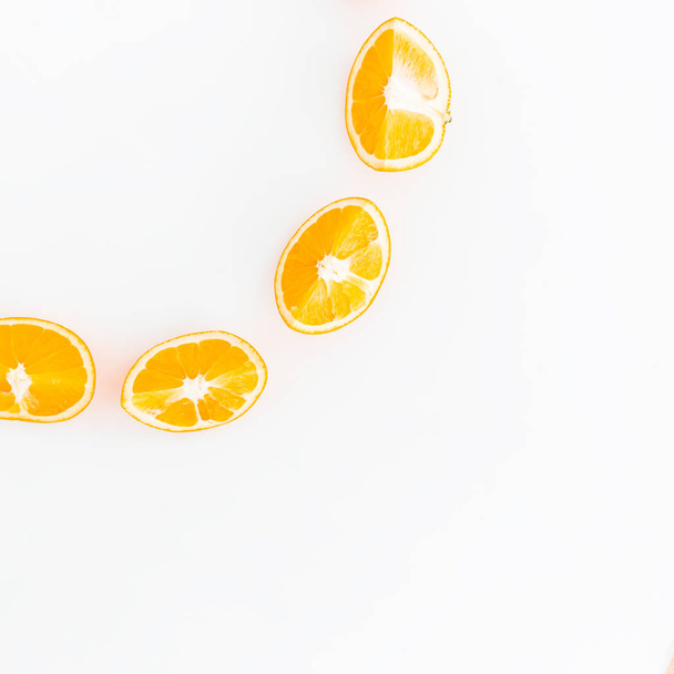 portakal dilimleri üzerinde beyaz izole - Fotoğraf, Görsel