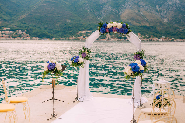 海の上の結婚式のアーチ - 写真・画像