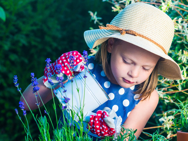 Sevimli kız otlar sulama. Bitkilerin Bakımı Çocuk. Çocuk  - Fotoğraf, Görsel