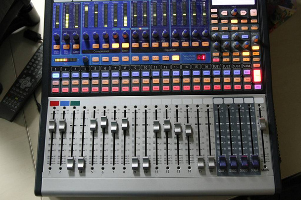 Operatore audio professionale che lavora sulle manopole del mixer audio durante la diretta televisiva
 - Foto, immagini
