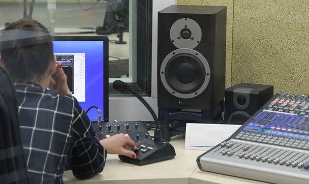 Transmisión en vivo por estaciones de radio en Kiev
 - Foto, Imagen
