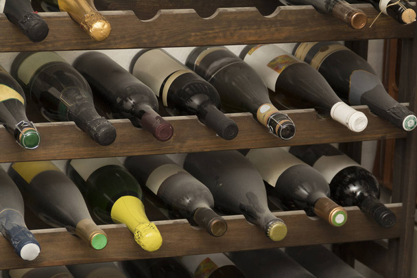 Botellas de vino polvoriento
 - Foto, imagen
