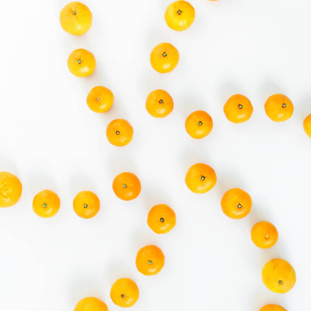 Апельсины изолированы на белом - Фото, изображение