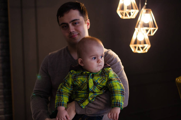 Père câliner son fils à côté d'une lampe en forme d'ampoules, discret, fameux
 - Photo, image