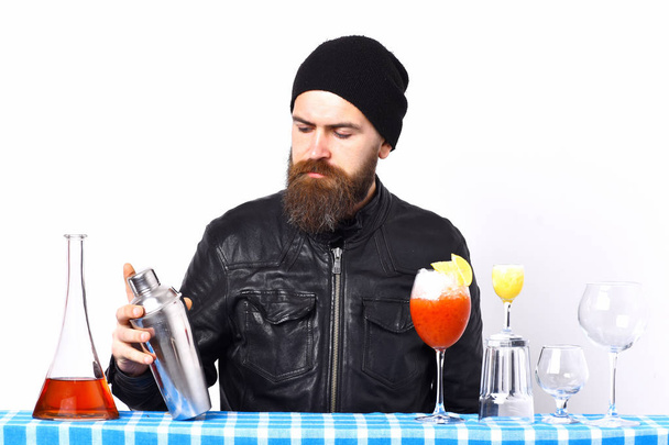 hipster e bicchieri di bevande alcoliche, cocktail, shot o shaker - Foto, immagini