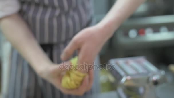 Τυπικά Ιταλικά φρέσκα ζυμαρικά στα χέρια του chef, θέσει στο τραπέζι με αλεύρι, αργή κίνηση, κοντινό πλάνο. Συσπείρωση ζυμαρικά στη φωλιά - Πλάνα, βίντεο