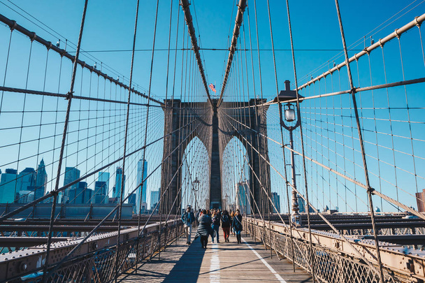 Nueva York, Estados Unidos - 19 de marzo de 2017: Vista desde la pasarela peatonal del Puente de Brooklyn. El puente de Brooklyn conecta los distritos de Manhattan y Brooklyn y es uno de los puentes colgantes más grandes del mundo
. - Foto, imagen