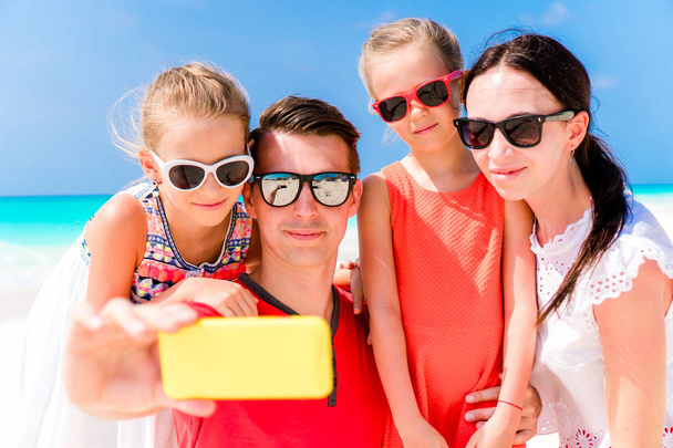 Joven hermosa familia tomando retrato selfie en la playa
 - Foto, Imagen