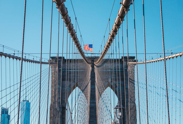 View from the pedestrian walkway of the Brooklyn Bridge. The Brooklyn Bridge is connects the boroughs of Manhattan and Brooklyn and is one of the biggest suspension bridge in the world. - Foto, imagen