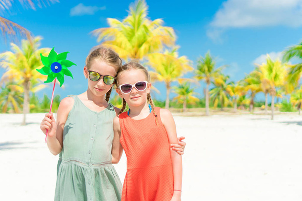Suloisia pikkutyttöjä kesällä trooppinen loma
 - Valokuva, kuva