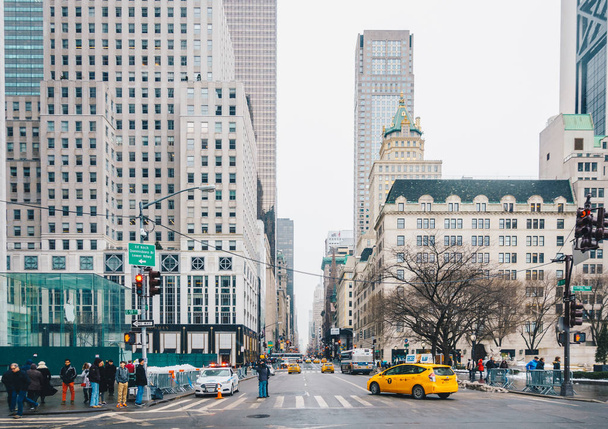 Ciudad de Nueva York, Estados Unidos - 18 de marzo de 2017: Grand Army Plaza se encuentra en la intersección de Central Park South y Fifth Avenue frente al Plaza Hotel en Manhattan
. - Foto, imagen