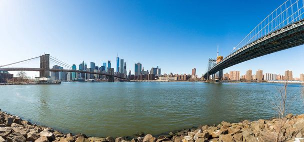 Vista de Brooklyn Bridge e Manhattan skyline WTC Freedom Tower de Dumbo, Brooklyn. Brooklyn Bridge é uma das mais antigas pontes suspensas dos EUA
 - Foto, Imagem
