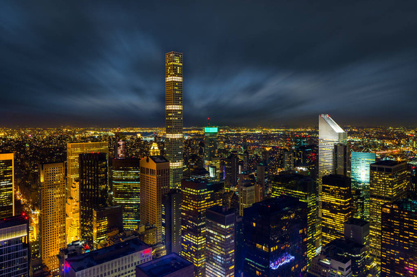 Luftaufnahme Nachtpanorama der New Yorker Innenstadt mit urbanen Wolkenkratzern - Foto, Bild