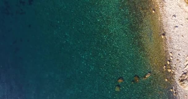 Μια όμορφη διαφανή παραδείσιο θάλασσα και άσπρες πέτρες στην ακτή στη Νήσο Έλβα στην Ιταλία, 4k - Πλάνα, βίντεο