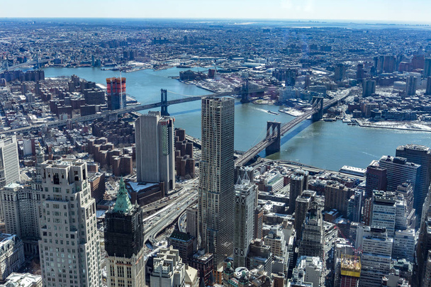 Luchtfoto van New York City met Manhattan wolkenkrabbers en straten en Manhattan en Brooklyn bridge  - Foto, afbeelding