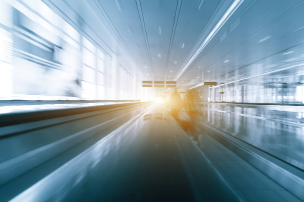 Αφηρημένη κίνηση μόλυναν σιλουέτα του μια αγνώριστη επιχειρηματίες ταξιδιώτες στο Διεθνές Αεροδρόμιο μετακίνηση σε τερματικό πύλη για το ταξίδι αεροπλάνο  - Φωτογραφία, εικόνα