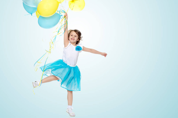 Little girl with multicolored balloons. - Fotoğraf, Görsel