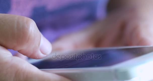 Osoba korzystająca z aplikacji mobilnej na zakupy na smartfonie, kupujący zamawiania towarów online - Materiał filmowy, wideo