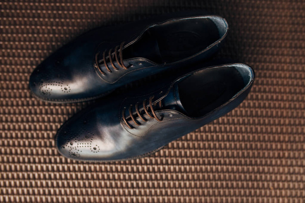 Μαύρα Ανδρικά παπούτσια στο πάτωμα - Φωτογραφία, εικόνα