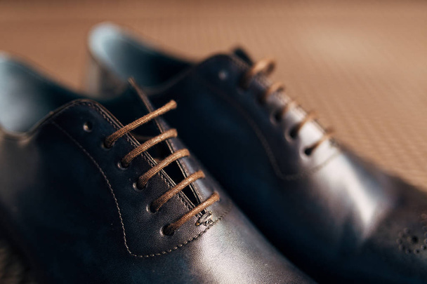 Yerdeki erkek siyah ayakkabı - Fotoğraf, Görsel