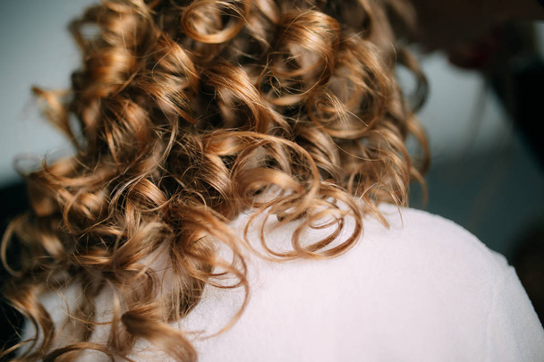 Womans hair, curls close-up - Foto, afbeelding