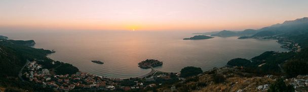 Isla de Sveti Stefan. Tiro panorámico
 - Foto, imagen
