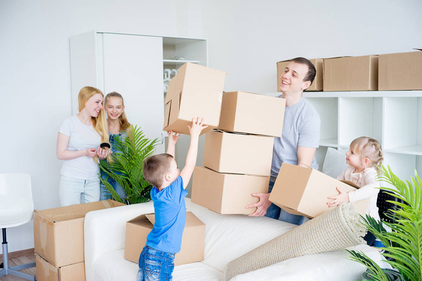 Family packing cardboard boxes - Foto, Imagen