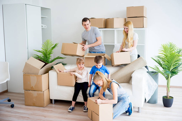 Family packing cardboard boxes - Fotó, kép