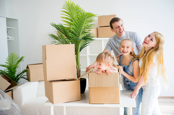 Family moving into new home - Valokuva, kuva