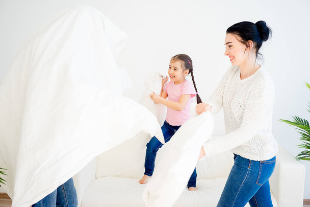 Family pillow fight - Foto, afbeelding
