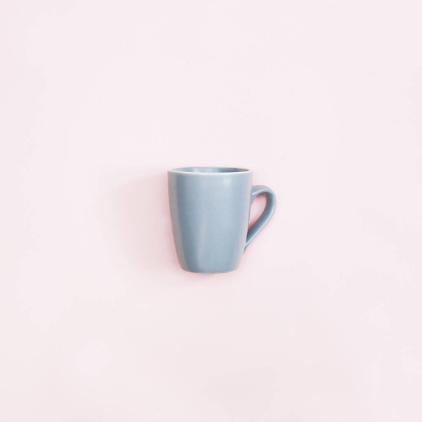 blue mug on a pink - 写真・画像